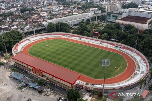 Berikut adalah beberapa alternatif judul untuk "Fakta Singkat 17 Stadion yang Direnovasi dan Dibangun Pemerintah":

1. "17 Stadion: Renovasi dan Pembangunan oleh Pemerintah"
2. "Mengintip 17 Stadion yang Baru Diperbarui dan Dibangun oleh Pemerintah"
3. "Pembangunan dan Renovasi: 17 Stadion yang Dikelola oleh Pemerintah"
4. "17 Stadion yang Telah Direvitalisasi dan Dibangun oleh Negara"
5. "Transformasi 17 Stadion: Proyek Renovasi dan Pembangunan Pemerintah"
6. "Fakta Menarik tentang 17 Stadion yang Dikenal Hasil Renovasi dan Pembangunan Pemerintah"
7. "Pemerintah dan 17 Stadion: Proyek Renovasi dan Pembangunan Terbaru"
8. "17 Stadion yang Mendapat Sentuhan Pemerintah: Renovasi dan Pembangunan"
9. "Stadion Baru dan Renovasi: Mengulas 17 Proyek Pemerintah"
10. "17 Stadion yang Mewakili Usaha Pemerintah dalam Renovasi dan Pembangunan" 

Silakan pilih atau sesuaikan dengan yang paling sesuai!