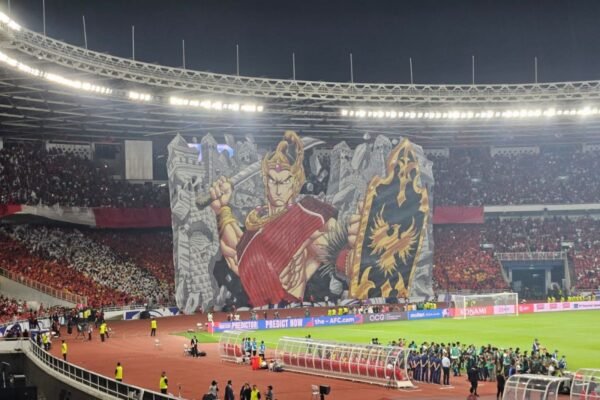 Here are some alternate titles for "Koreografi Berhias Tifo Pendekar Wayang Warnai Laga Indonesia vs China":

1. "Pesona Tifo Pendekar Wayang dalam Laga Indonesia vs China"
2. "Koreografi Sempurna: Tifo Pendekar Wayang di Pertandingan Indonesia vs China"
3. "Keindahan Tifo Pendekar: Warna dan Semangat dalam Duel Indonesia vs China"
4. "Memukau dengan Tifo Pendekar Wayang: Laga Seru Indonesia vs China"
5. "Harmoni Gerakan dan Tifo Pendekar Wayang di Pertandingan Indonesia vs China"
6. "Tifo Pendekar Wayang: Warna dan Aksi di Panggung Indonesia vs China"
7. "Kreatifitas Tifo Pendekar: Menghiasi Laga Indonesia vs China"
8. "Menghadirkan Mahakarya Tifo Pendekar: Aksi Indonesia Versus China"
9. "Berkolaborasi dalam Tifo Pendekar: Vibes Laga Indonesia vs China"
10. "Semangat Wayang: Tifo Pendekar Meriahkan Pertandingan Indonesia vs China"

Feel free to mix and match elements from these suggestions!
