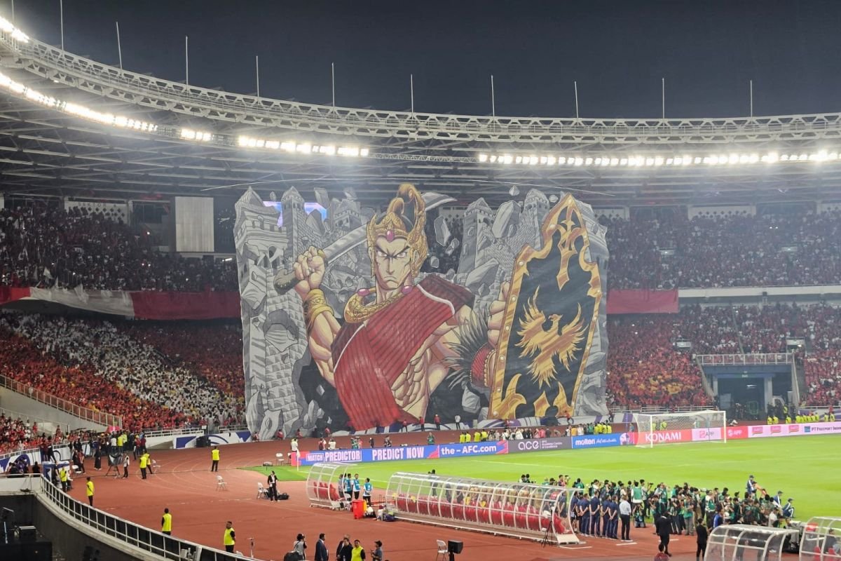 Here are some alternate titles for "Koreografi Berhias Tifo Pendekar Wayang Warnai Laga Indonesia vs China":

1. "Pesona Tifo Pendekar Wayang dalam Laga Indonesia vs China"
2. "Koreografi Sempurna: Tifo Pendekar Wayang di Pertandingan Indonesia vs China"
3. "Keindahan Tifo Pendekar: Warna dan Semangat dalam Duel Indonesia vs China"
4. "Memukau dengan Tifo Pendekar Wayang: Laga Seru Indonesia vs China"
5. "Harmoni Gerakan dan Tifo Pendekar Wayang di Pertandingan Indonesia vs China"
6. "Tifo Pendekar Wayang: Warna dan Aksi di Panggung Indonesia vs China"
7. "Kreatifitas Tifo Pendekar: Menghiasi Laga Indonesia vs China"
8. "Menghadirkan Mahakarya Tifo Pendekar: Aksi Indonesia Versus China"
9. "Berkolaborasi dalam Tifo Pendekar: Vibes Laga Indonesia vs China"
10. "Semangat Wayang: Tifo Pendekar Meriahkan Pertandingan Indonesia vs China"

Feel free to mix and match elements from these suggestions!