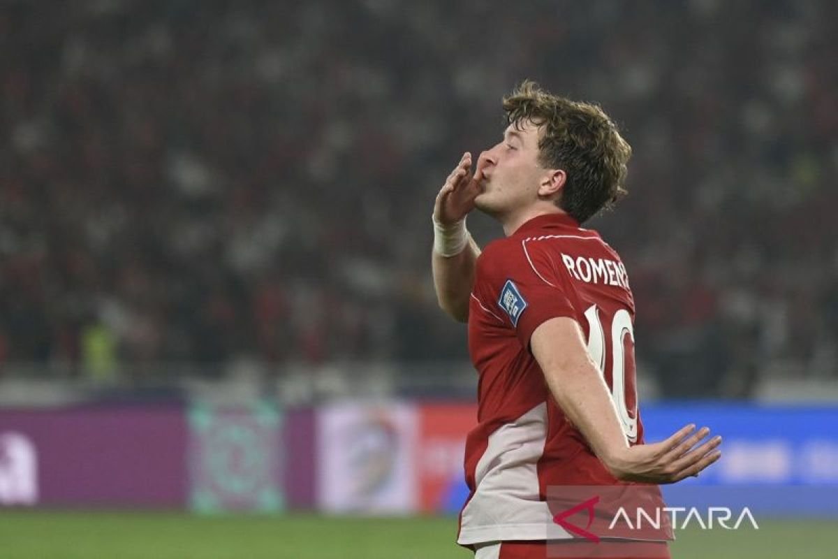 Judul Alternatif: "Gol Penalti Ole Romeny Membawa Indonesia Memimpin atas China di Babak Pertama