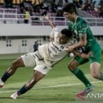 Tentu! Berikut adalah beberapa alternatif judul untuk "Dua pemain andalan absen, PSS yakin dapat taklukkan Persija":

1. "Tanpa Dua Bintang, PSS Optimis Kalahkan Persija"
2. "Meski Dua Pemain Kunci Absen, PSS Percaya Diri Hadapi Persija"
3. "Dua Pilar Absen, PSS Percaya Diri Menang atas Persija"
4. "Kekurangan Dua Pemain Utama, PSS Tetap Yakin Taklukkan Persija"
5. "PSS Optimis Raih Kemenangan Melawan Persija Meski Dua Pemain Andalan Absen"

Jika ada yang ingin ditambahkan atau diubah, silakan beri tahu!