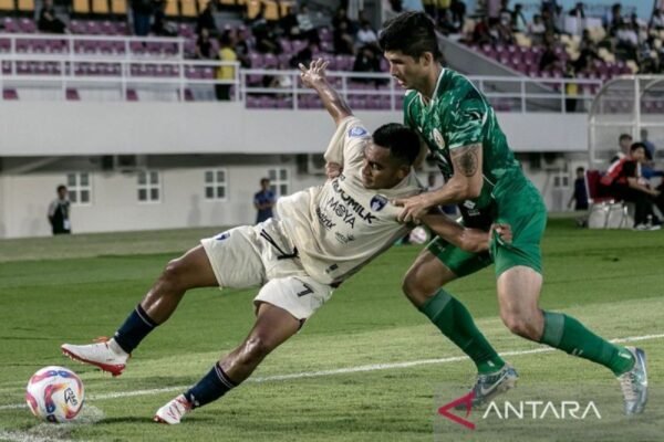 Tentu! Berikut adalah beberapa alternatif judul untuk "Dua pemain andalan absen, PSS yakin dapat taklukkan Persija":

1. "Tanpa Dua Bintang, PSS Optimis Kalahkan Persija"
2. "Meski Dua Pemain Kunci Absen, PSS Percaya Diri Hadapi Persija"
3. "Dua Pilar Absen, PSS Percaya Diri Menang atas Persija"
4. "Kekurangan Dua Pemain Utama, PSS Tetap Yakin Taklukkan Persija"
5. "PSS Optimis Raih Kemenangan Melawan Persija Meski Dua Pemain Andalan Absen"

Jika ada yang ingin ditambahkan atau diubah, silakan beri tahu!