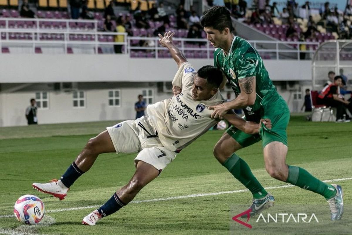 Tentu! Berikut adalah beberapa alternatif judul untuk "Dua pemain andalan absen, PSS yakin dapat taklukkan Persija":

1. "Tanpa Dua Bintang, PSS Optimis Kalahkan Persija"
2. "Meski Dua Pemain Kunci Absen, PSS Percaya Diri Hadapi Persija"
3. "Dua Pilar Absen, PSS Percaya Diri Menang atas Persija"
4. "Kekurangan Dua Pemain Utama, PSS Tetap Yakin Taklukkan Persija"
5. "PSS Optimis Raih Kemenangan Melawan Persija Meski Dua Pemain Andalan Absen"

Jika ada yang ingin ditambahkan atau diubah, silakan beri tahu!