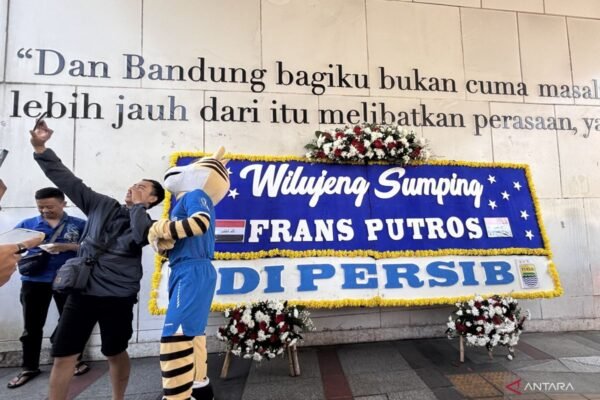 Pembahasan Khusus: Persib Resmi Kenalkan Bek Baru Frans Putros dengan Sentuhan Karangan Bunga