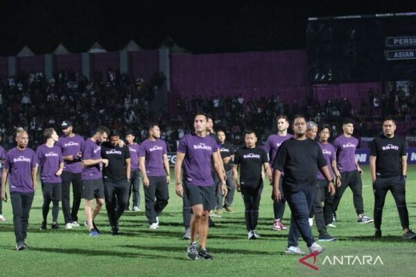 Berikut beberapa alternatif untuk judul "Persik ingin datangkan satu pemain asing lagi":

1. "Persik Targetkan Rekrutmen Pemain Asing Tambahan"
2. "Persik Berencana Datangkan Pemain Asing Baru"
3. "Persik Siap Tambah Skuad dengan Pemain Asing"
4. "Persik Cari Pemain Asing untuk Perkuat Tim"
5. "Persik Berambisi Tambah Pemain Asing dalam Skuad"
6. "Persik Rencanakan Kedatangan Pemain Asing Baru"
7. "Persik Ingin Menambah Satu Lagi Pemain Asing"
8. "Persik Fokus pada Rekrutmen Pemain Asing"
9. "Persik Siapkan Tempat untuk Pemain Asing Baru"
10. "Persik Berusaha Datangkan Pemain Asing Terbaru" 

Silakan pilih judul yang paling sesuai dengan konteks yang Anda inginkan!
