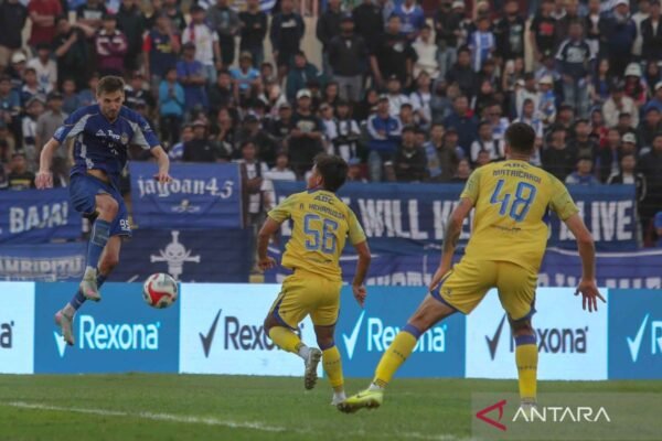 Bojan Hodak Terheran-heran: Dua Penalti Persib Bandung Melenceng dari Sasaran