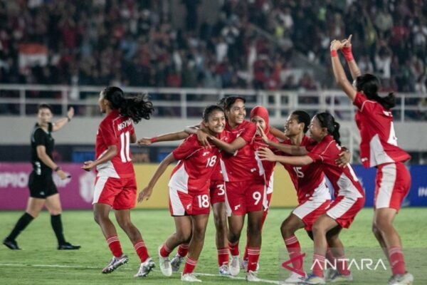 Sure! Here are some alternative titles for "Tumbangkan Malaysia, Indonesia ke semifinal Kejuaraan ASEAN Putri U-16":

1. "Indonesia Menembus Semifinal Kejuaraan ASEAN Putri U-16 Setelah Kalahkan Malaysia"
2. "Indonesia Melaju ke Semifinal Kejuaraan ASEAN Putri U-16 Setelah Tundukkan Malaysia"
3. "Kemenangan Indonesia atas Malaysia Dorong Tim ke Semifinal Kejuaraan ASEAN Putri U-16"
4. "Indonesia Maju ke Semifinal Setelah Menang atas Malaysia di Kejuaraan ASEAN Putri U-16"
5. "Indonesia U-16 Tembus Semifinal, Malaysia Tereliminasi dari Kejuaraan ASEAN Putri"

Feel free to choose any of these or modify them further!