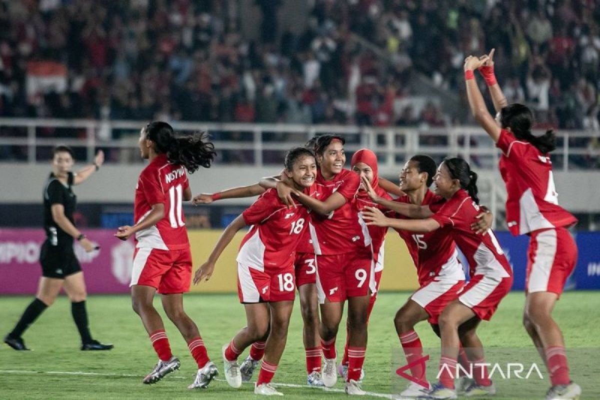 Sure! Here are some alternative titles for "Tumbangkan Malaysia, Indonesia ke semifinal Kejuaraan ASEAN Putri U-16":

1. "Indonesia Menembus Semifinal Kejuaraan ASEAN Putri U-16 Setelah Kalahkan Malaysia"
2. "Indonesia Melaju ke Semifinal Kejuaraan ASEAN Putri U-16 Setelah Tundukkan Malaysia"
3. "Kemenangan Indonesia atas Malaysia Dorong Tim ke Semifinal Kejuaraan ASEAN Putri U-16"
4. "Indonesia Maju ke Semifinal Setelah Menang atas Malaysia di Kejuaraan ASEAN Putri U-16"
5. "Indonesia U-16 Tembus Semifinal, Malaysia Tereliminasi dari Kejuaraan ASEAN Putri"

Feel free to choose any of these or modify them further!